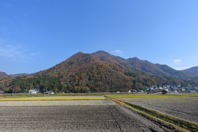 高平の山並みと、冬を迎えた田畑